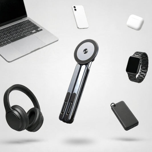 Vante Polaris gris plegado flotando en un estudio claro entre un portátil, un móvil, unos auriculares, un reloj, unos cascos y una batería