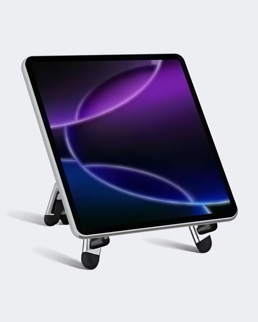 Tablet apoyada sobre el soporte abierto en X, sobre fondo gris claro
